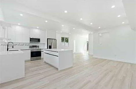 5701 SW 41st St — Photo 4
