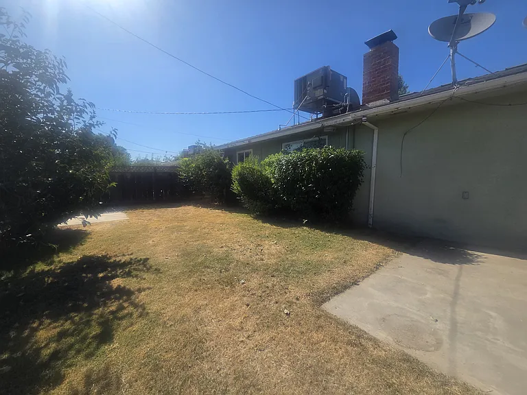 2420 E Pontiac Way — Photo 36