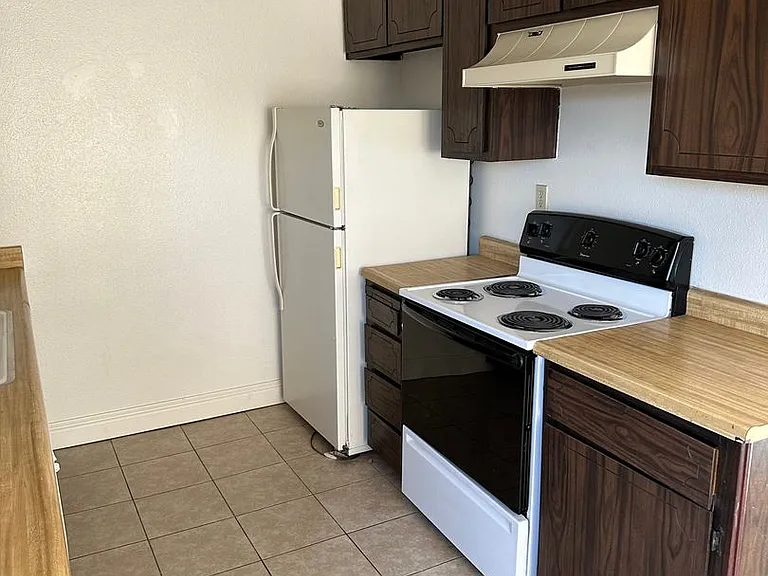 518 E Granger Ave — Photo 5