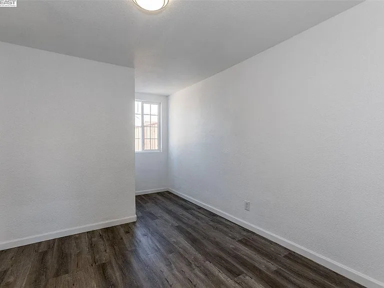 1382 1/2 Locust St — Photo 2