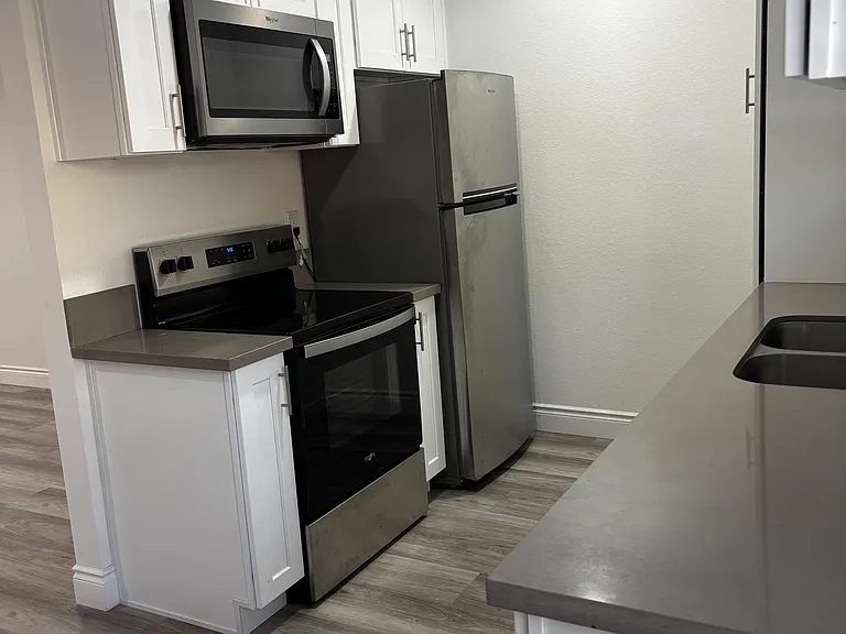 145 W Grove St #B — Photo 4
