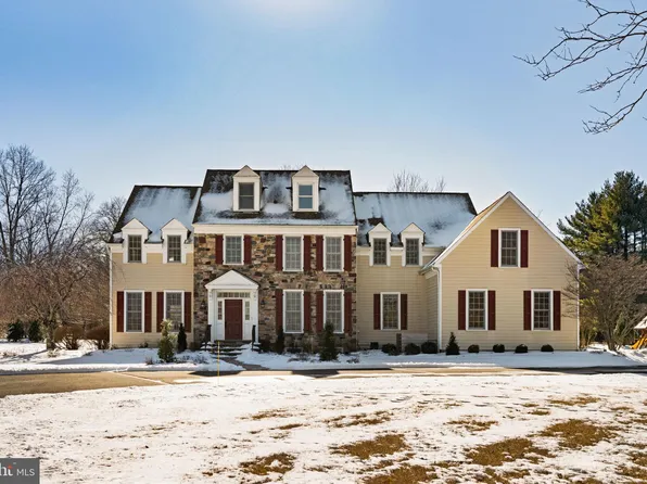 7 Valley View Dr, Newtown, PA 18940