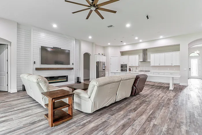 4 bed, 3.0 bath, 3418 sqft, $6,000 — Photo 2