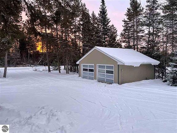 3rd image of 10490 S Mackinac Trl