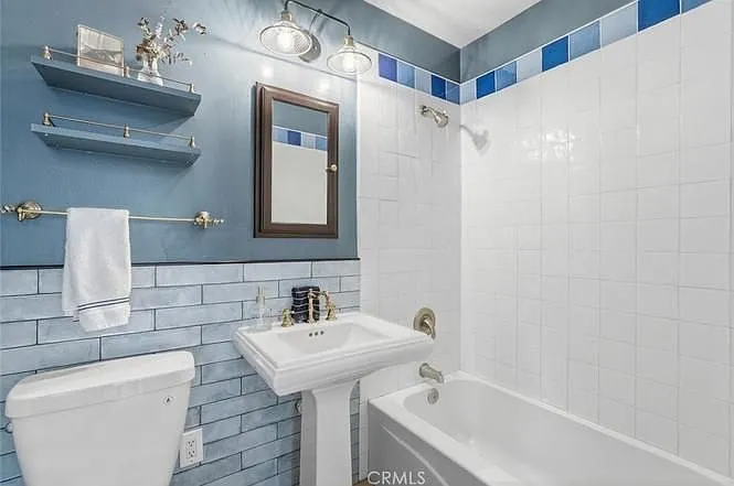 2324 Roycroft Ave — Photo 7