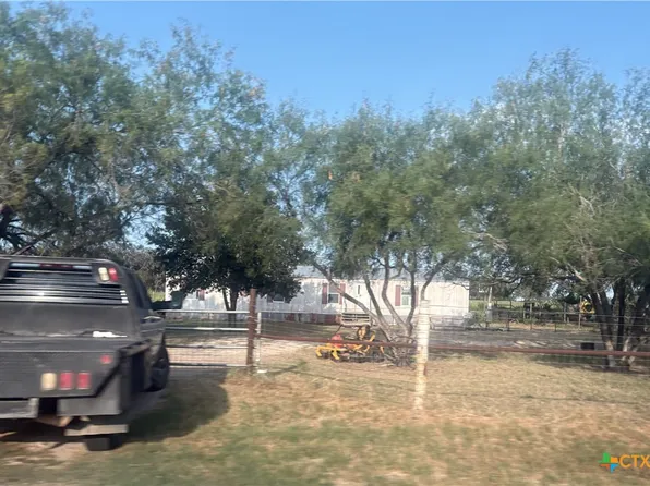 138 Terrace Hill Ln, Floresville, TX 78114