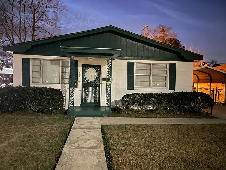 919 Carter St — Photo 1