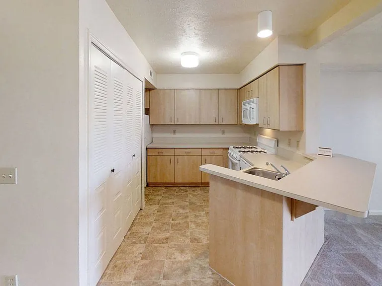 Colonial Pointe at Fairview Apartments — Photo 9