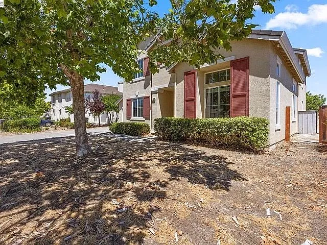7 bed, 3.0 bath, 3059 sqft, $4,500 — Photo 3