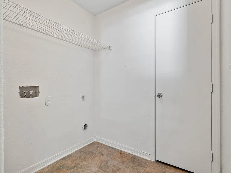 Stonecreek Apartments — Photo 23