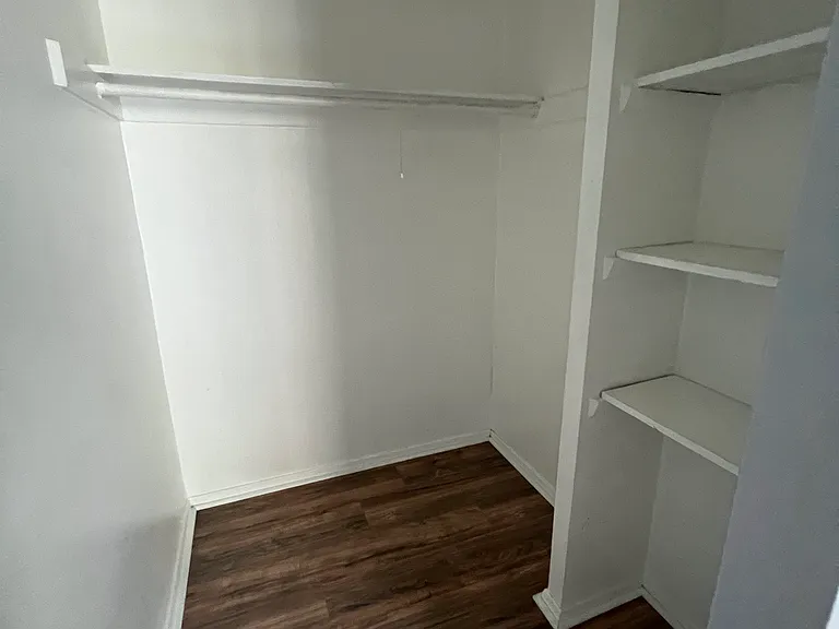 Laurel Manor — Photo 8