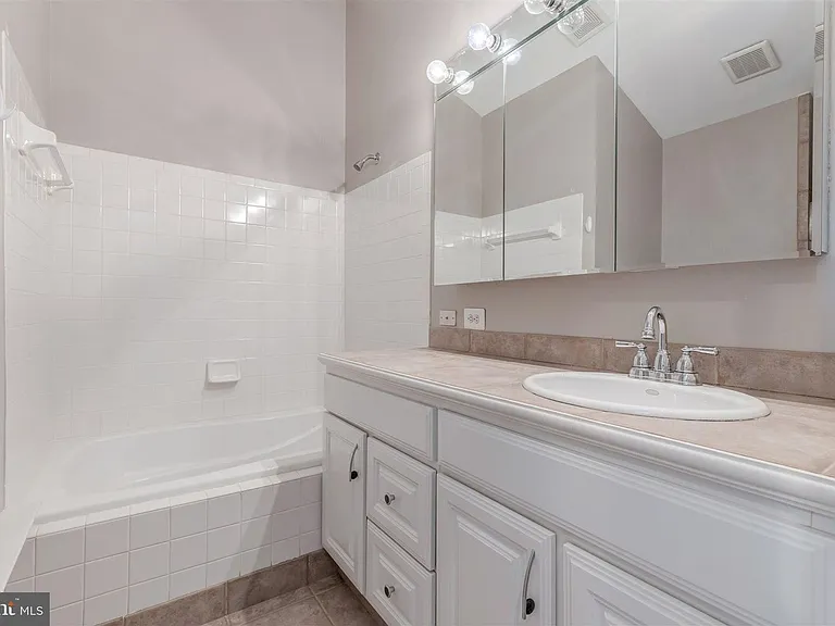 5140 Donovan Dr — Photo 18