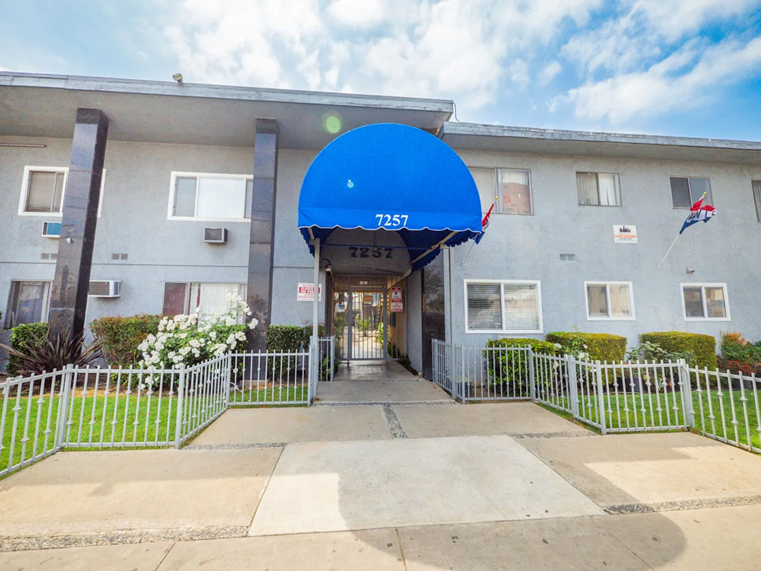 7253-57 Variel Ave — Photo 4