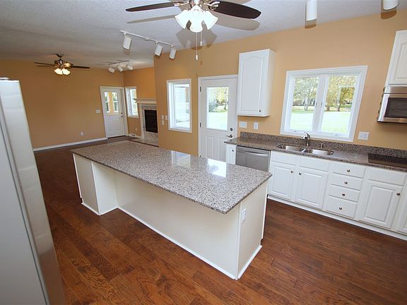 5th image of 20 Lakeside Cir