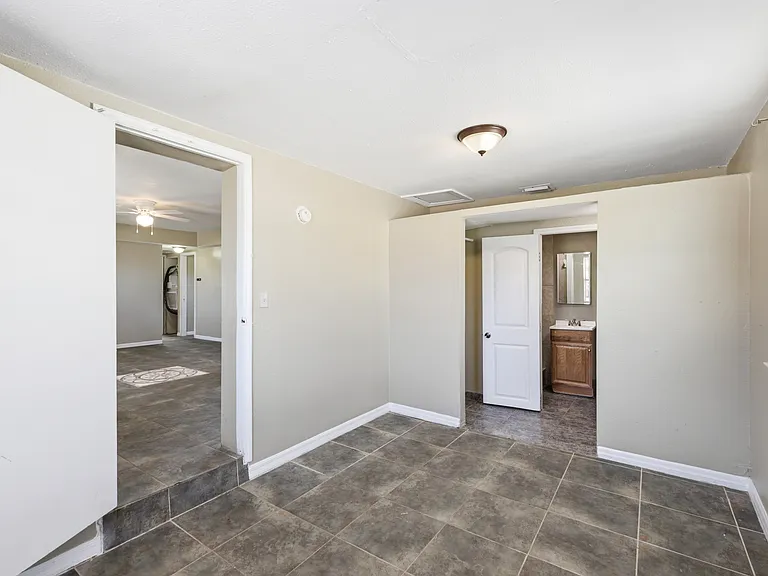 1107 Jamela Dr — Photo 4