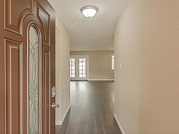 4th image of 11407 Manitoba Dr NE