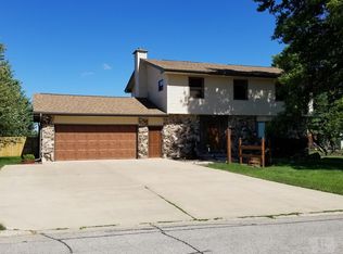 609 6th St, Eldora, IA 50627