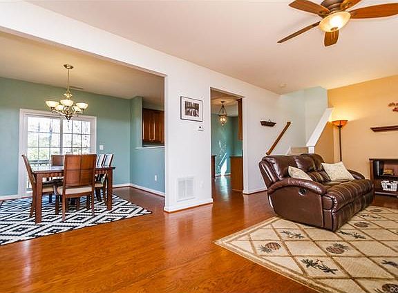 3rd image of 8920 Hollycroft Ct
