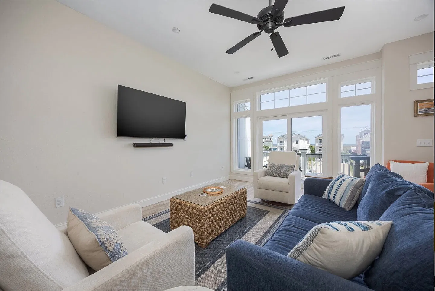 2 bed, 2.5 bath, 1600 sqft, $3,300 — Photo 4