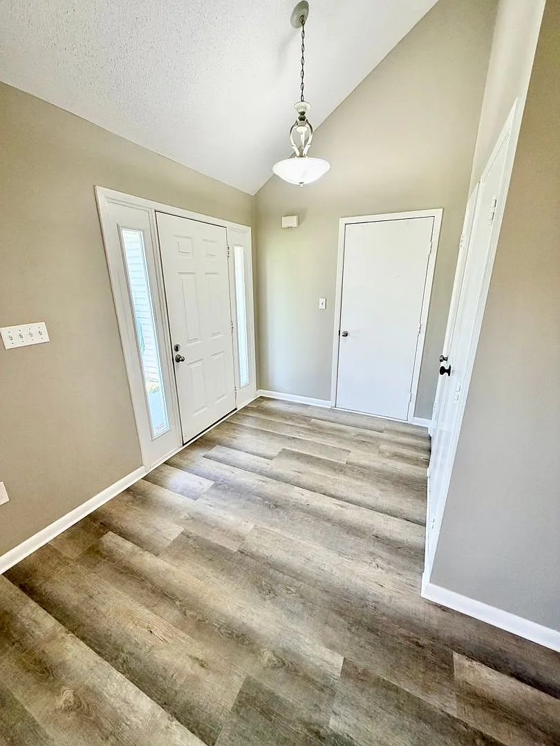 Nice 4 Bedroom Home For Rent! — Photo 2