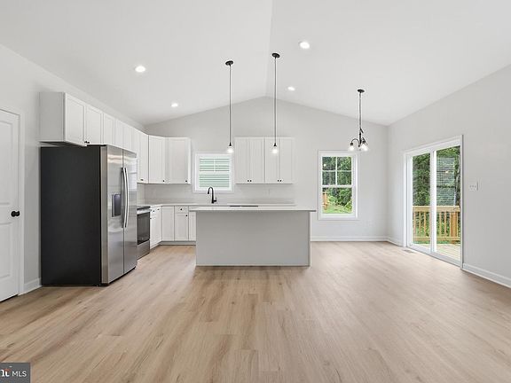 4th image of 223 Larimar Ln