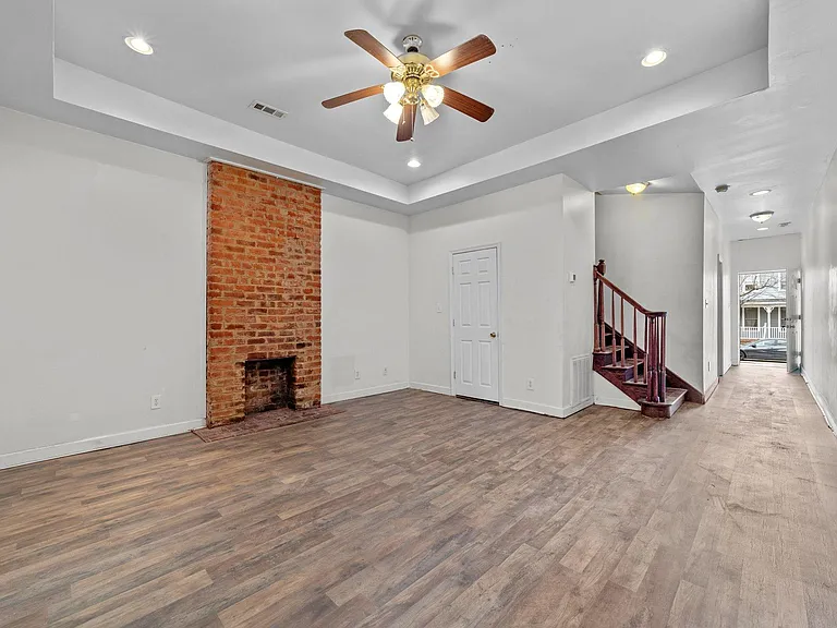 931 W Clay St — Photo 2