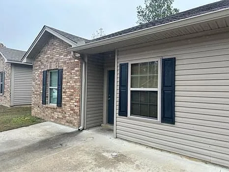 110 Flagstone Dr — Photo 1