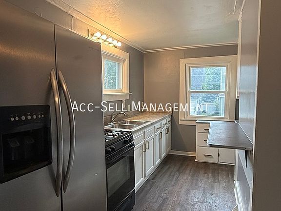 5th image of 419 Brenner St NE