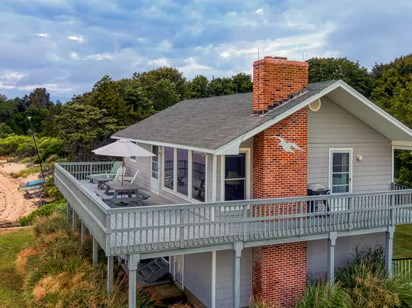https://photos.zillowstatic.com/fp/8f94388b9a4324358c1ba222daceceaa-p_e.webp