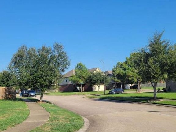 Exterior Neighborhood (street photo)