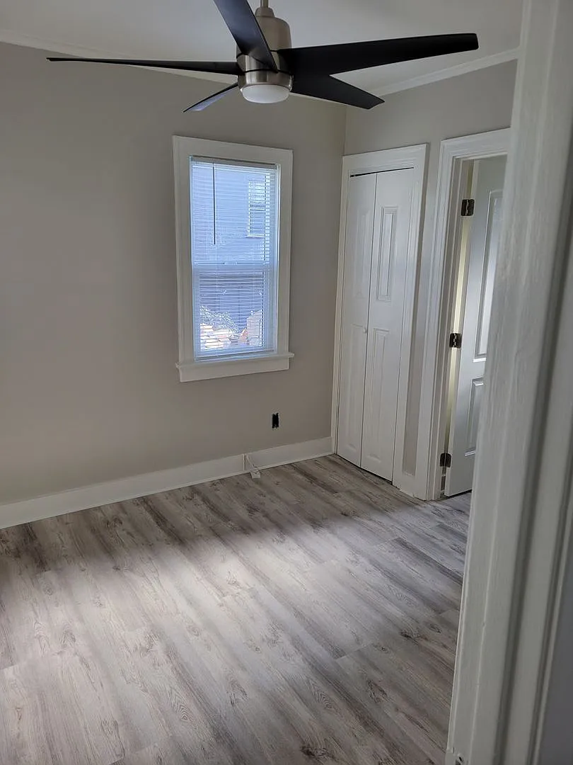 Coming Soon Update One Bed One Bath Single Standing Unit With Parking — Photo 4