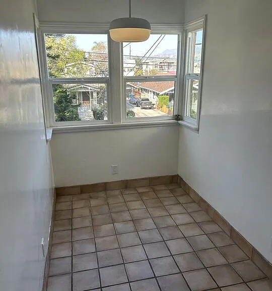 1386 1/2 Edgecliffe Dr — Photo 3