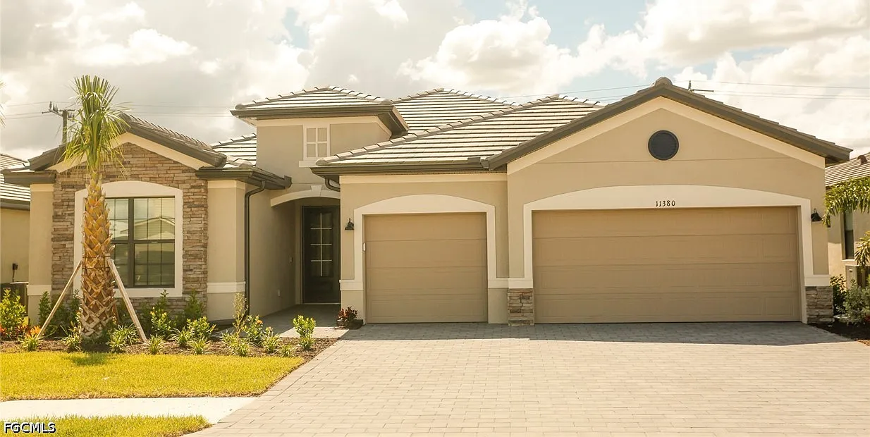 3 bed, 3.0 bath, 2420 sqft, $2,949 — Photo 2