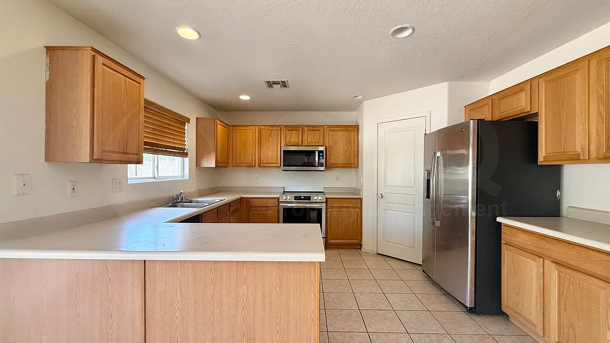 4 bed, 4.0 bath, 2159 sqft, $1,959 — Photo 2