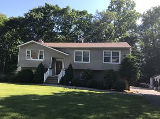 10 Brook Holw, Oakland, NJ 07436