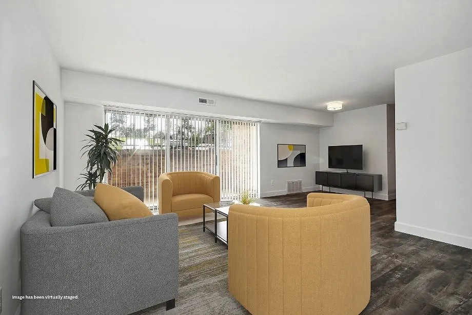Hampton Manor Apartments & Townhomes — Photo 3
