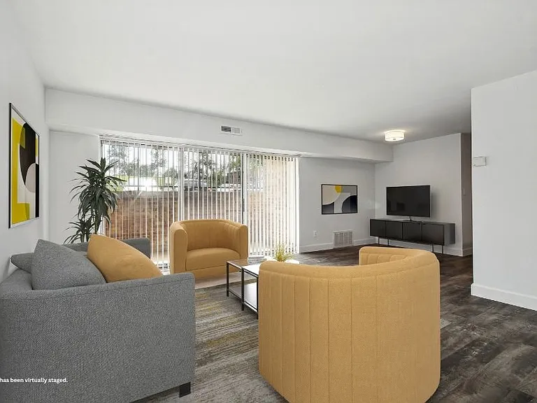 Hampton Manor Apartments & Townhomes — Photo 2