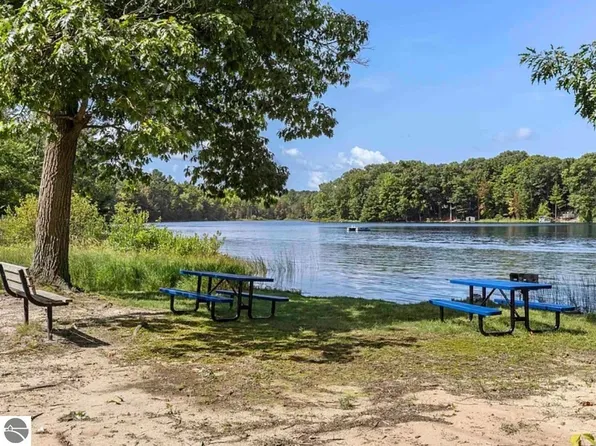 4721 E Sanford Lake Dr, Lake Ann, MI 49650
