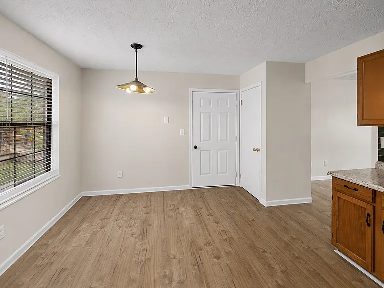 801 Valerie Ln — Photo 4
