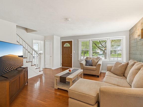 2nd image of 2321 Lee St
