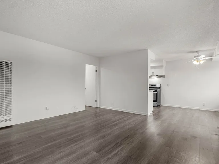 Sunset Square Apartments — Photo 20