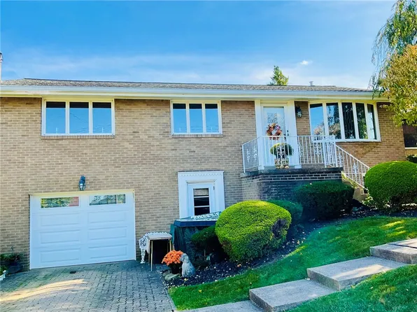 1050 Huston Dr, West Mifflin, PA 15122