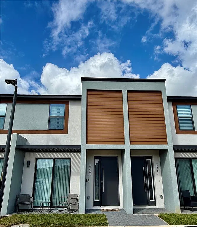 3 bed, 3.0 bath, 1360 sqft, $2,250 — Photo 3