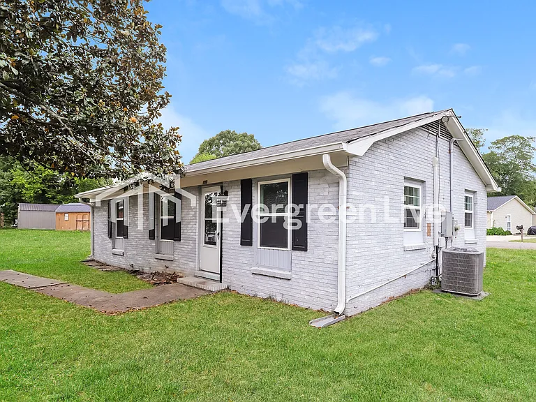 107 Camden Cir — Photo 2