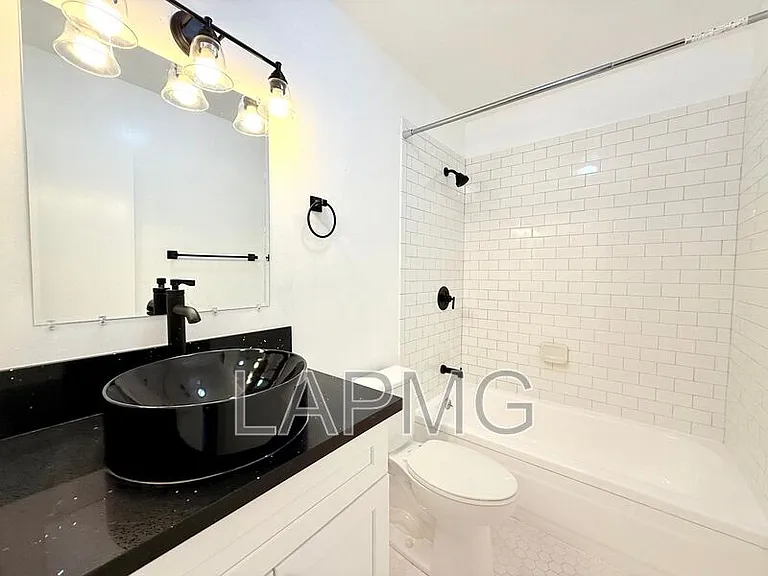 1426 S Point View St #5 — Photo 10