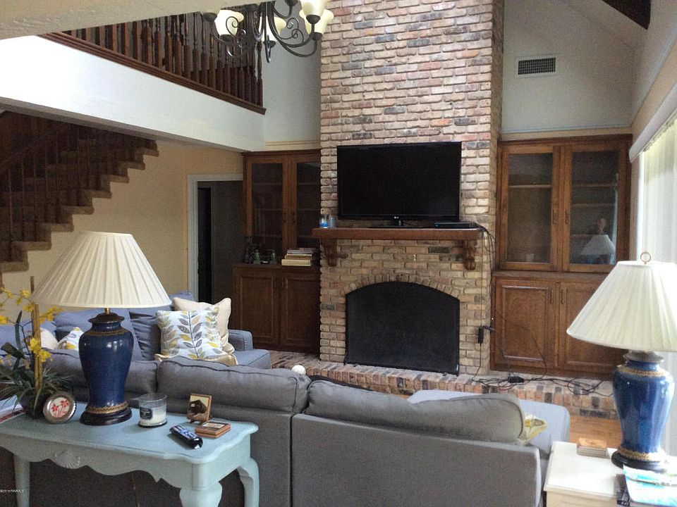 2nd image of 200 Oakwood Dr