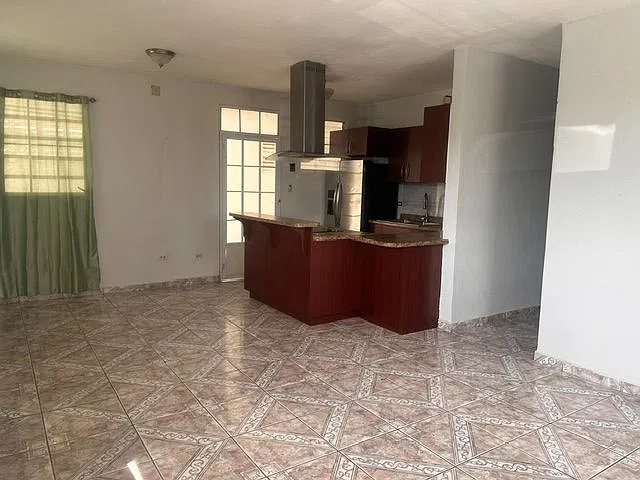 3 bed, 1.0 bath, 950 sqft, $1,300 — Photo 3