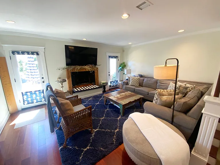 221 Ocean Dr — Photo 9
