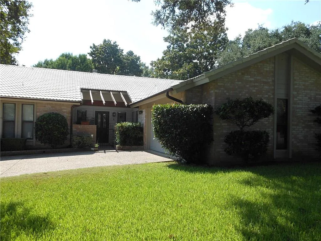 2 bed, 2.0 bath, 1561 sqft, $2,050 — Photo 2