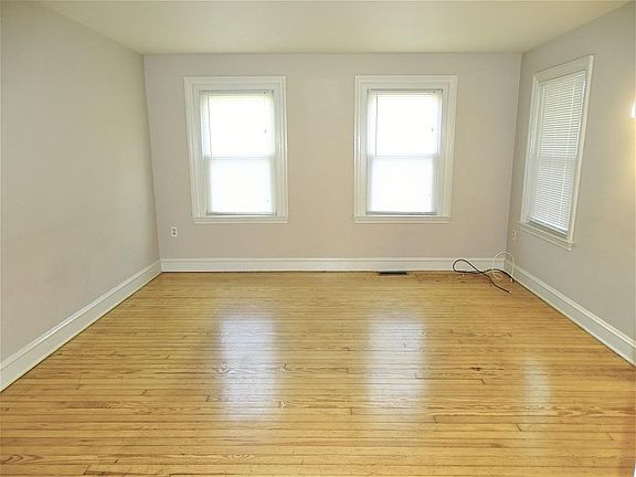 4th image of 1074 E Main St